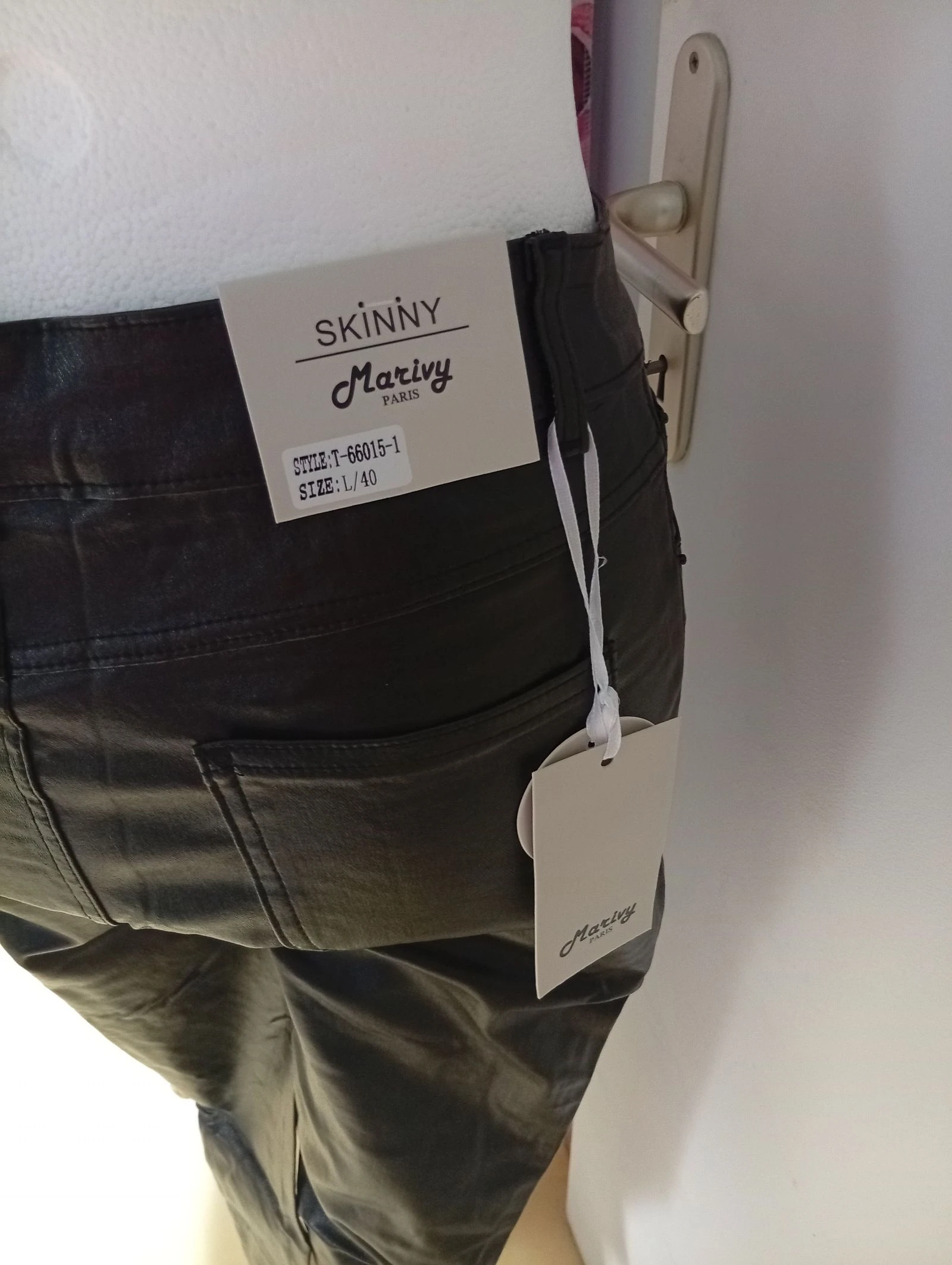 Rechte broek met een geoliede/imitatieleer effect 68% katoen – photo 2